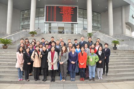 人文艺术学院党总支何琰书记在双选会现场,与南京圣和府邸豪华精选